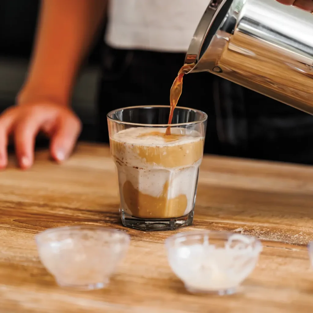 pour finir et avant de déguster cette boisson, verse ton lupin chaud sur la préparation décrite par Laurie de La Tribu des Kawas