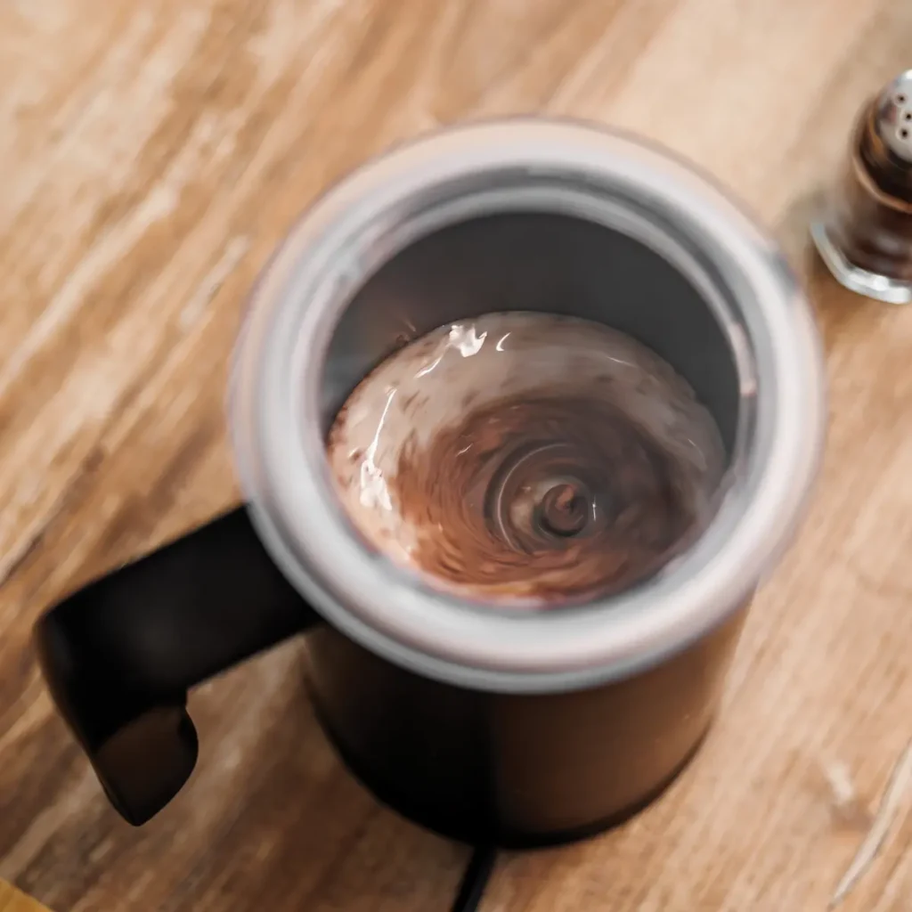 Mousseur à lait, un incontournable pour préparer son lupin cacao : une recette gourmande de La Tribu des Kawas