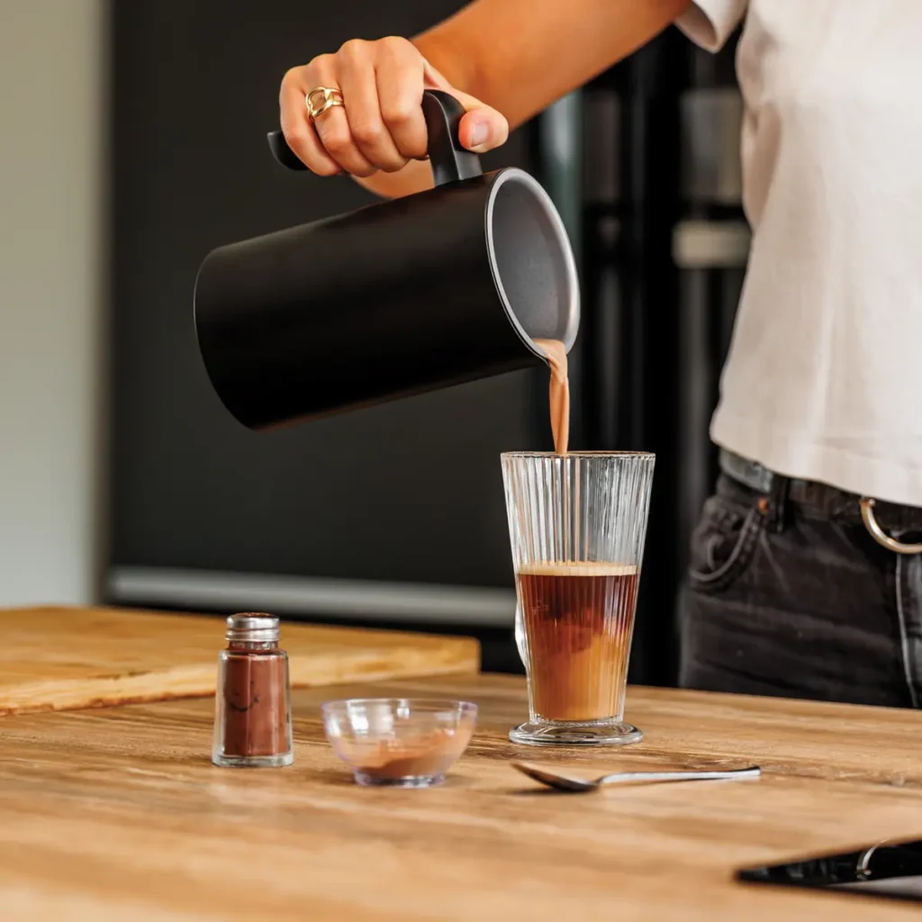 Préparation de la boisson chaude à base de lupin et cacao par La Tribu des Kawas