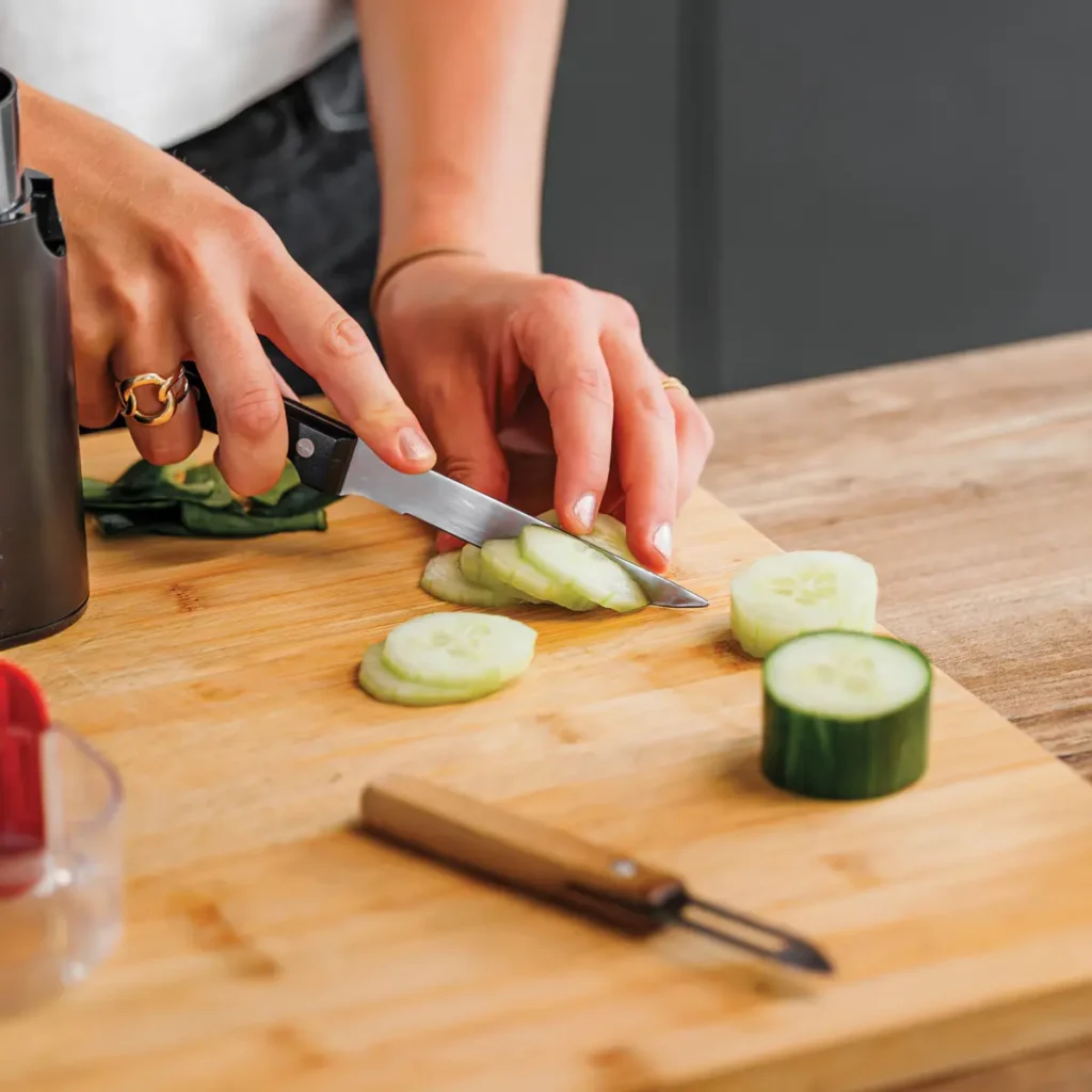 Préparation des concombres dans la recette du lupin glacé concombre menthe citron de La Tribu des Kawas