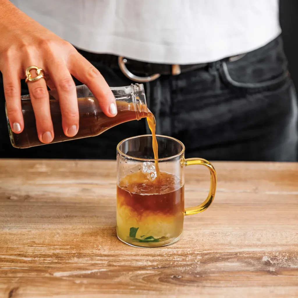 versez du lupin infusé sur un mélange concombre menthe citron ; une boisson désaltérante pour vos journées ensoleillées concoctée par La Tribu des Kawas