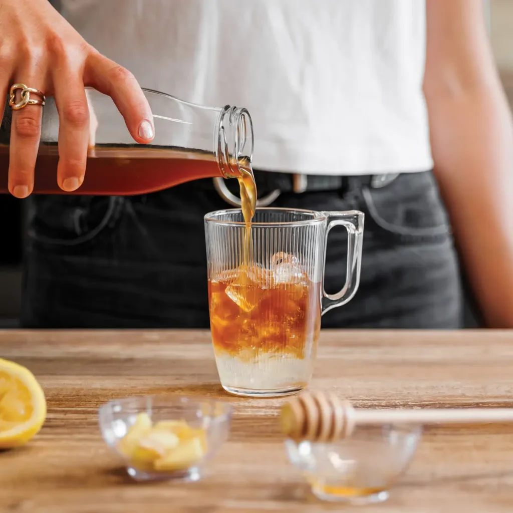 verse ton lupin infusé sur ta préparation comme te l'indique Laurie qui te guide pas à pas dans la recette du lupin moulu gingembre citron