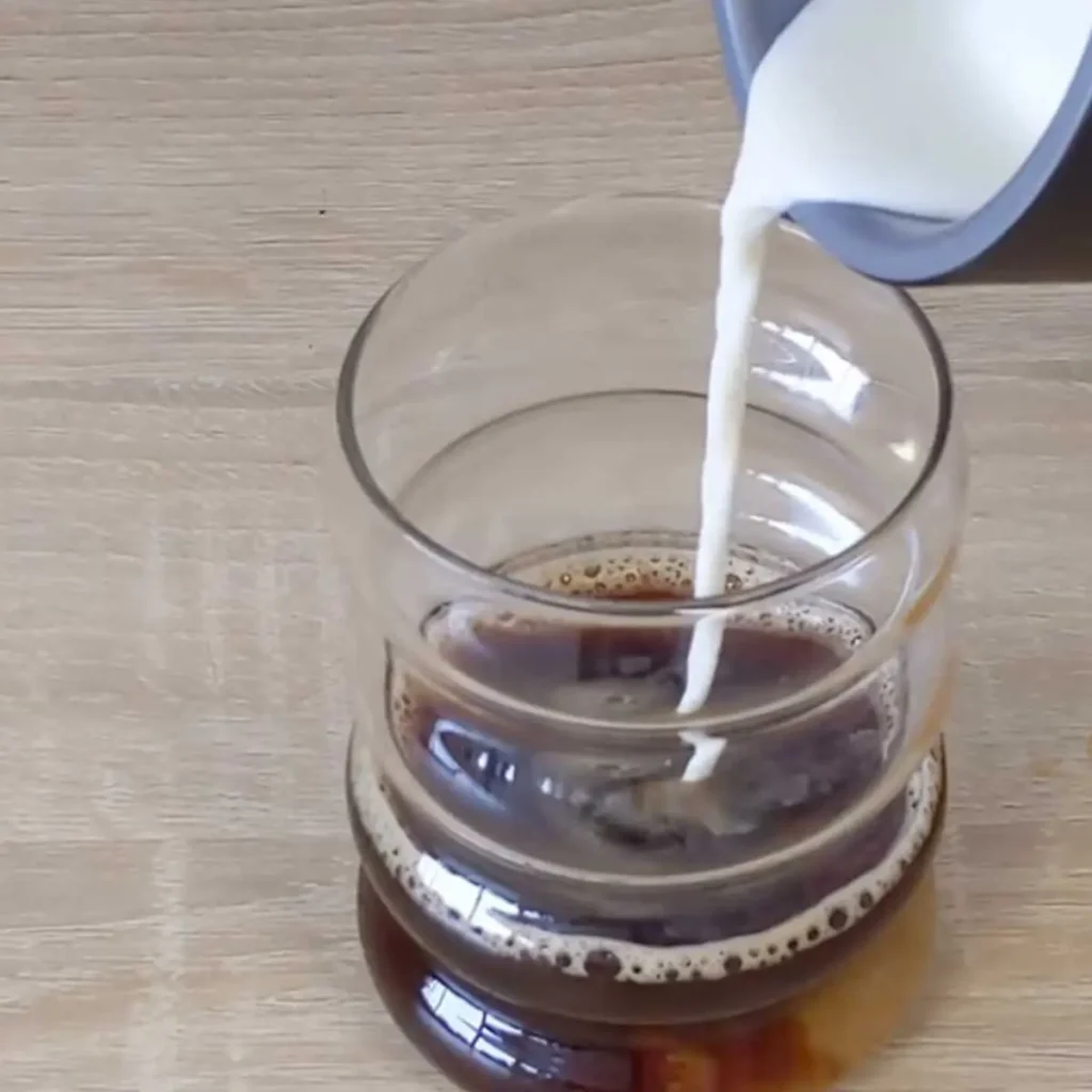 La recette du lupin chaï latte de La Tribu des Kawas pas à pas, etape 4 - avec le lait chaud