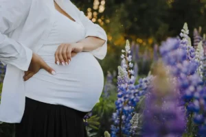 Femme enceinte et lupin (© magnific)